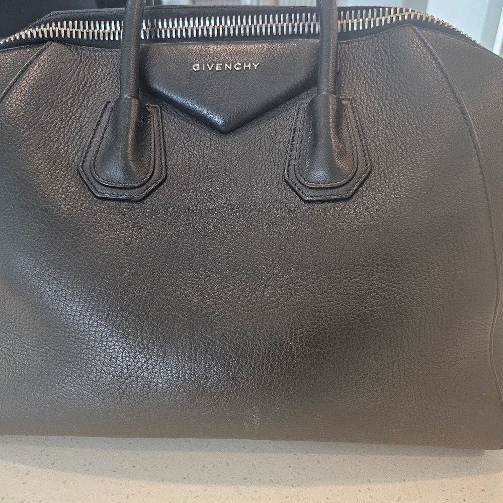 GIVENCHY  Sugar Goatskin Medium Antigona Black